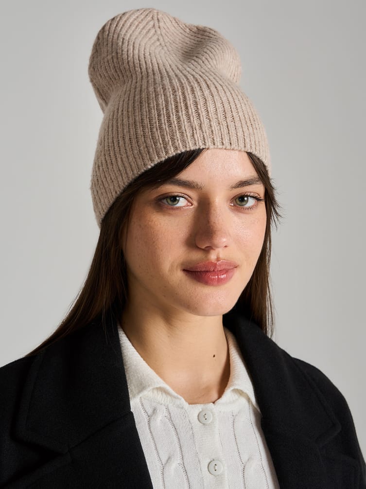 Трикотажная демисезонная шапка