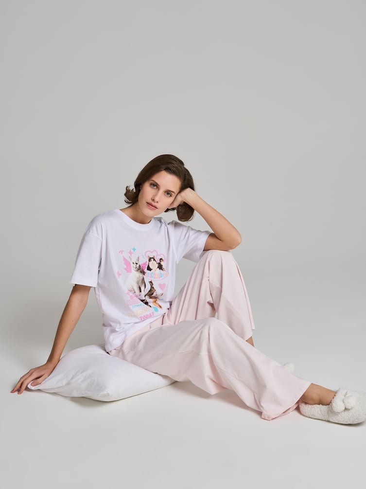 Пижама с принтом котиков и брюками