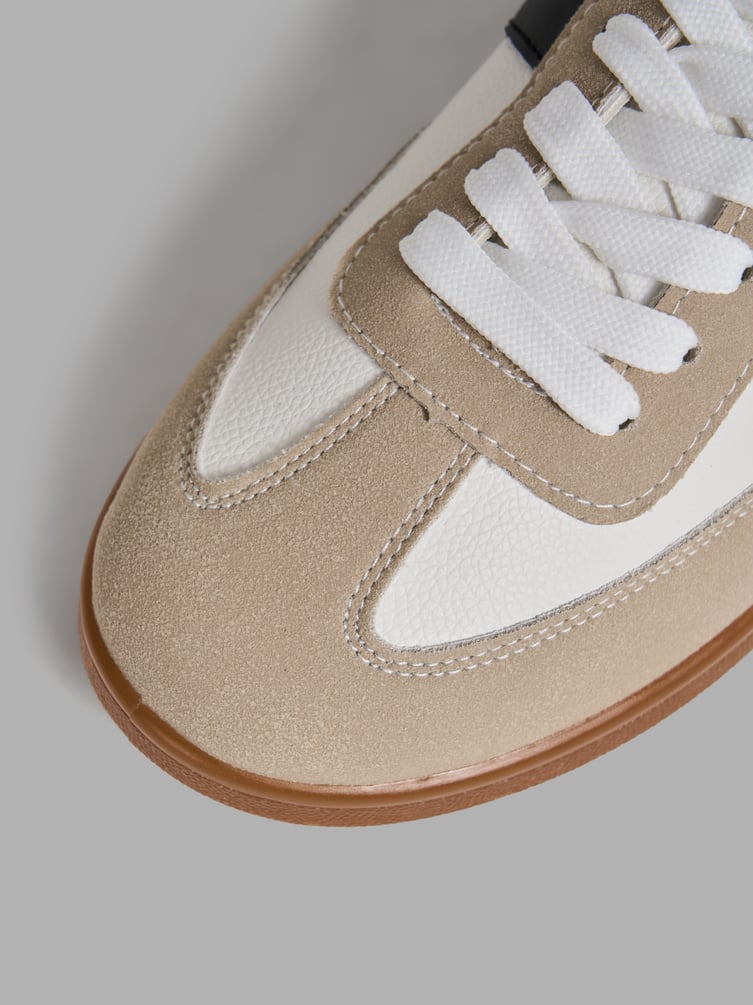 Кроссовки с полосками