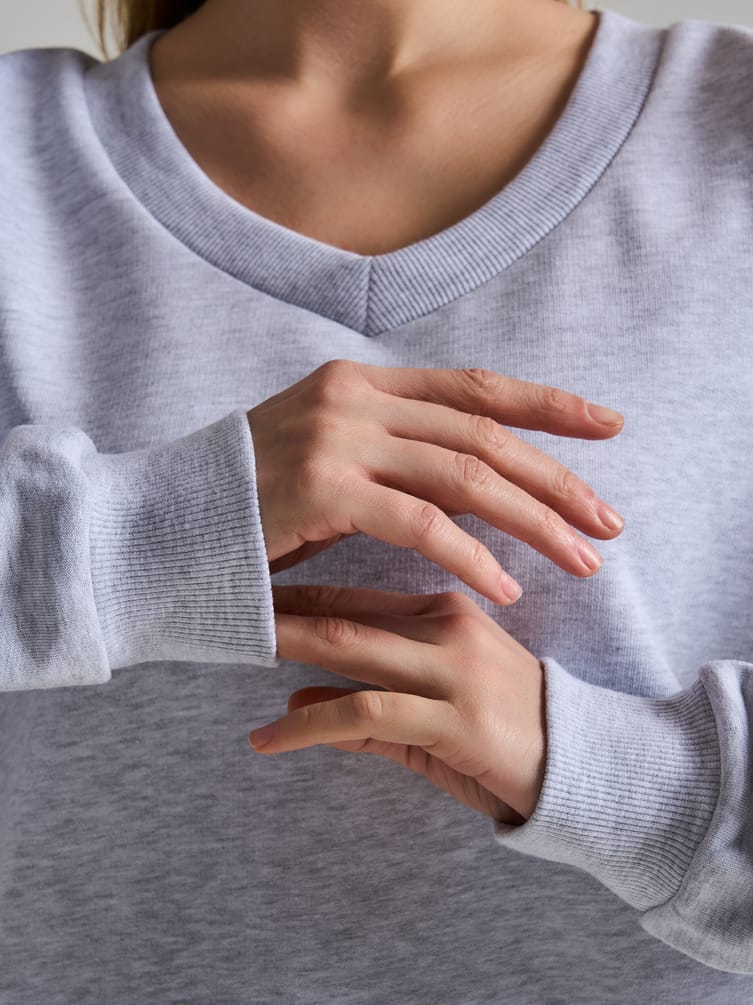 Свитшот с V-образным вырезом