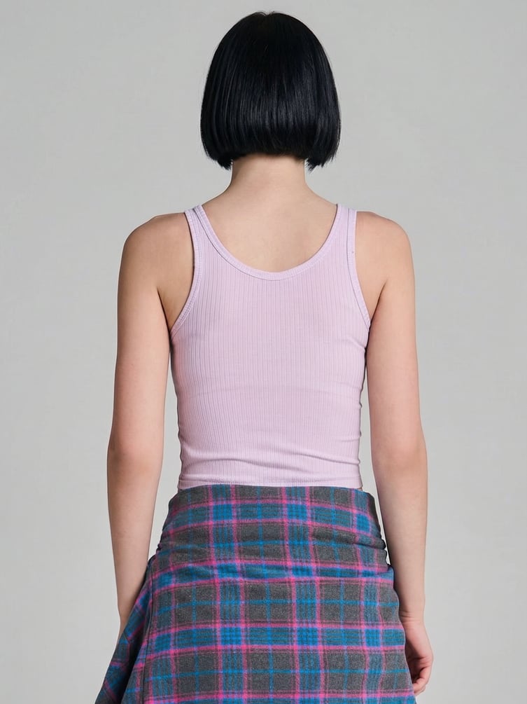 Короткая майка в рубчик на широких бретелях