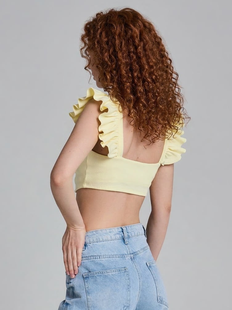 Короткий топ с рюшами на лямках