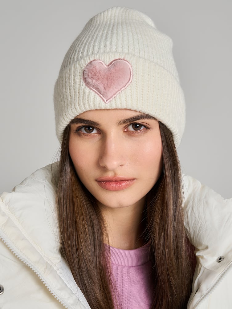Вязаная шапка с плюшевым сердцем