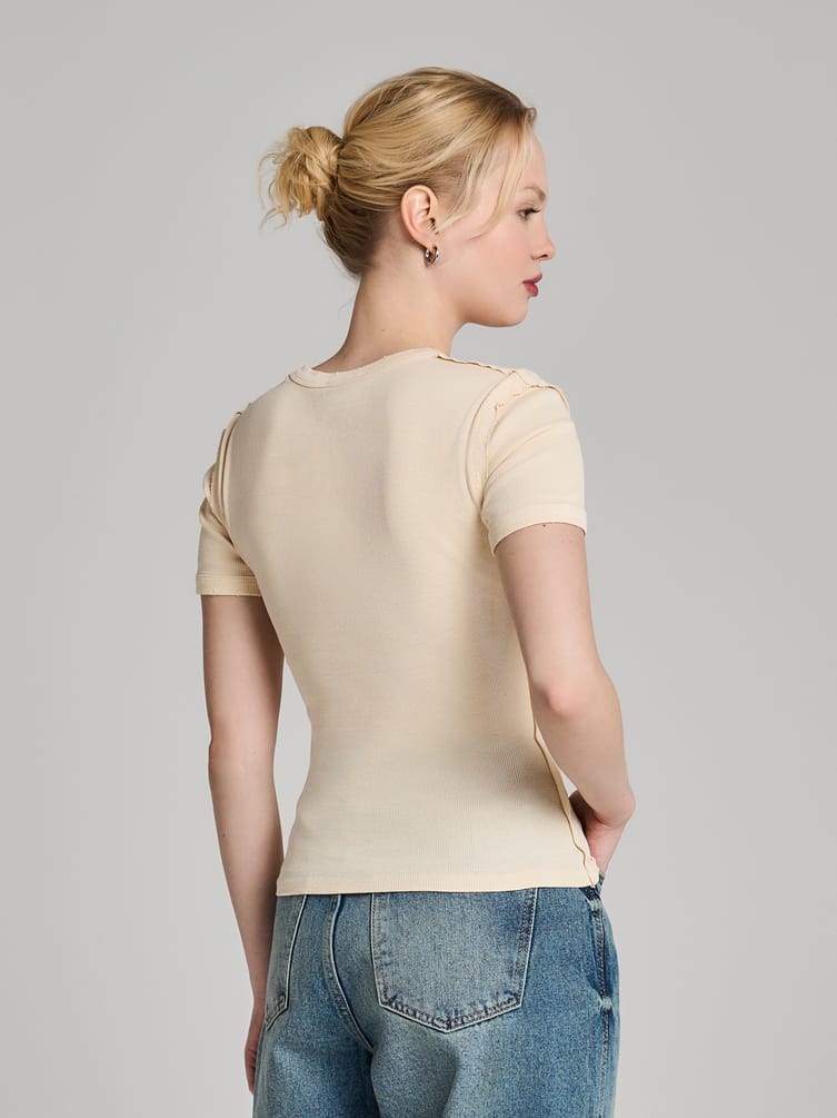 Футболка в рубчик с внешними швами