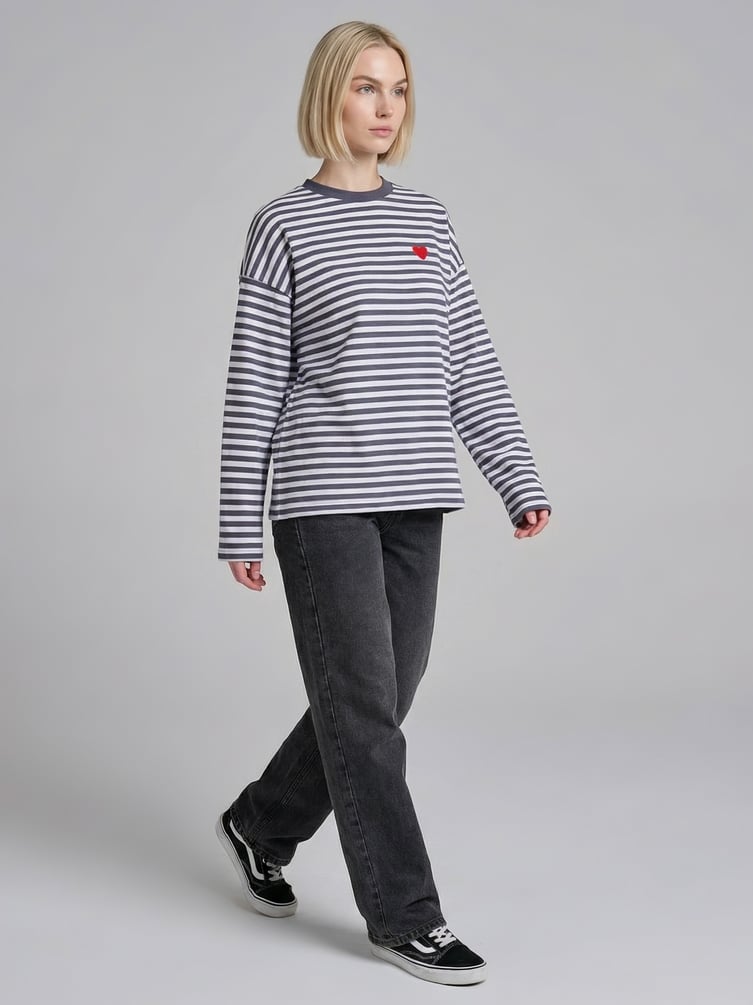 Полосатый свитшот с вышитым сердцем