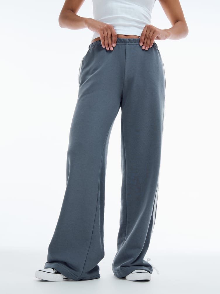 Спортивные прямые брюки с лампасами