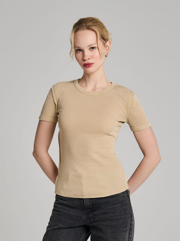 Футболка в рубчик с внешними швами
