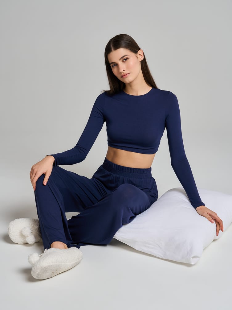 Пижама с кроп-топом и брюками