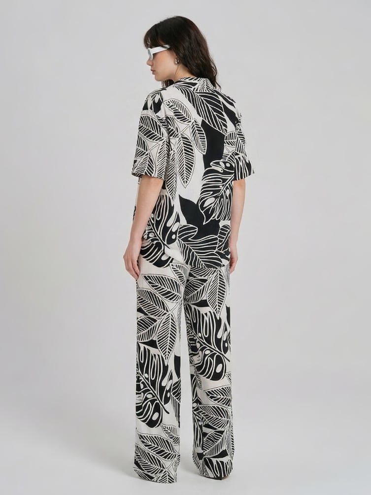 Костюм летний с рубашкой и брюками