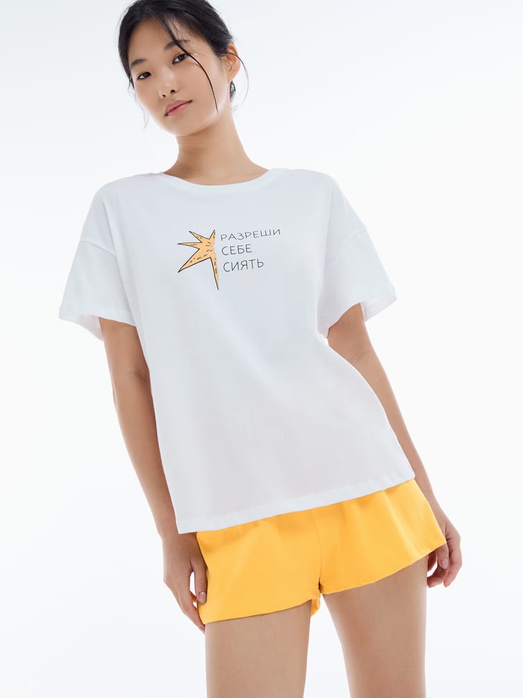 Хлопковая пижама с футболкой с яркими шортами