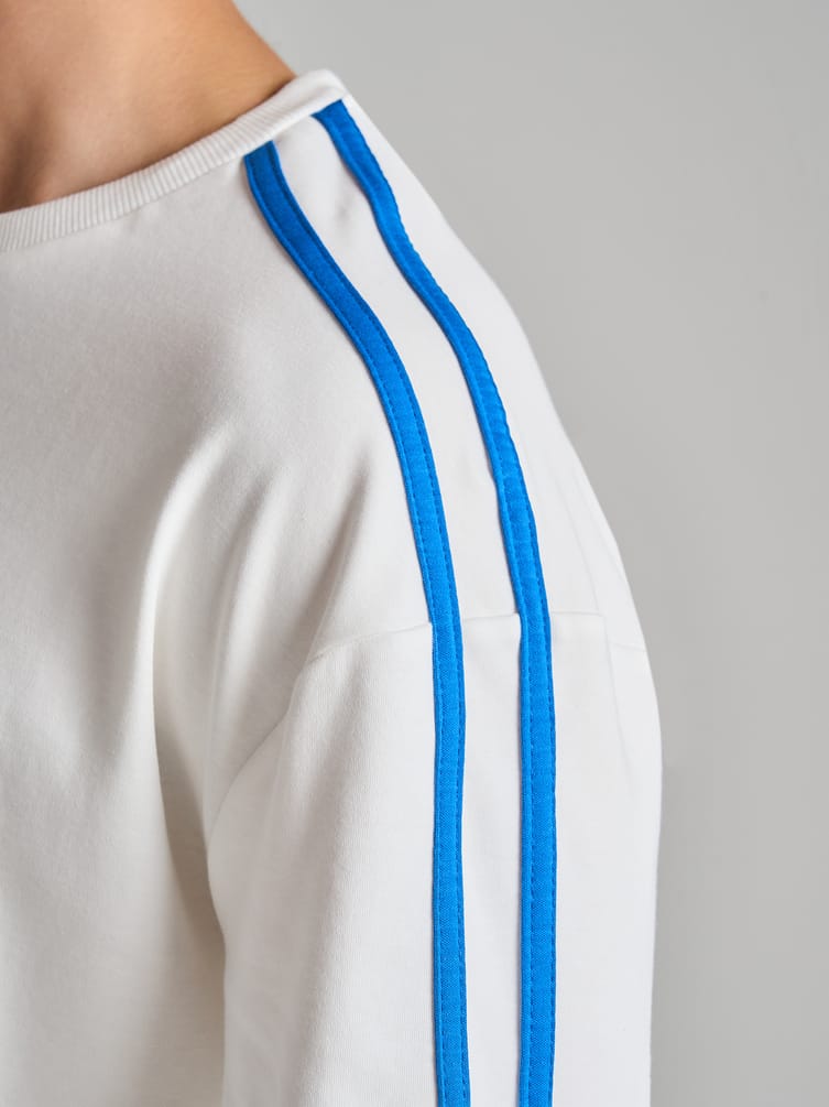 Спортивный лонгслив с принтом и лампасами