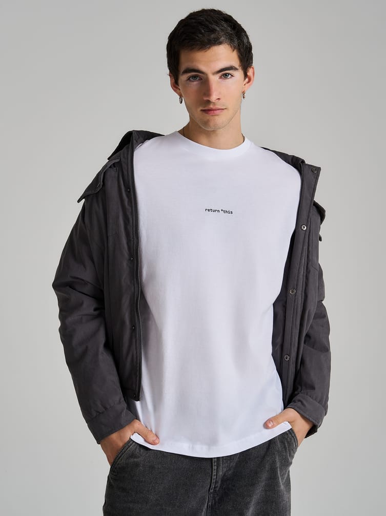 Футболка с принтом программного кода на спине