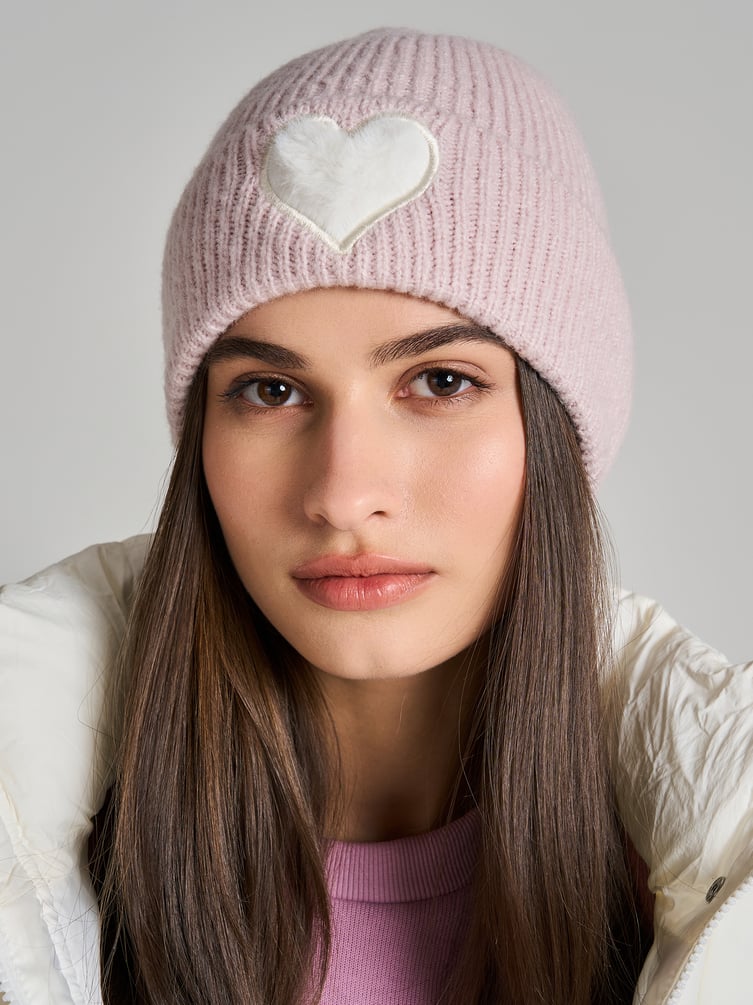 Вязаная шапка с плюшевым сердцем
