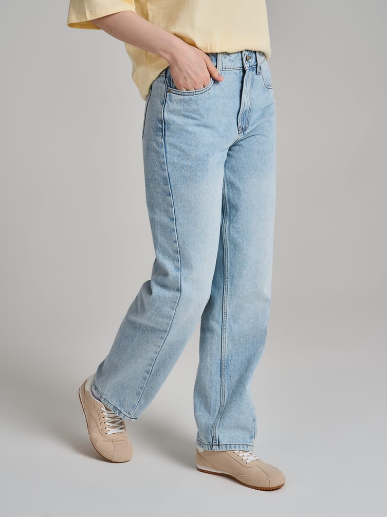 Джинсы прямые со смещенными боковыми швами