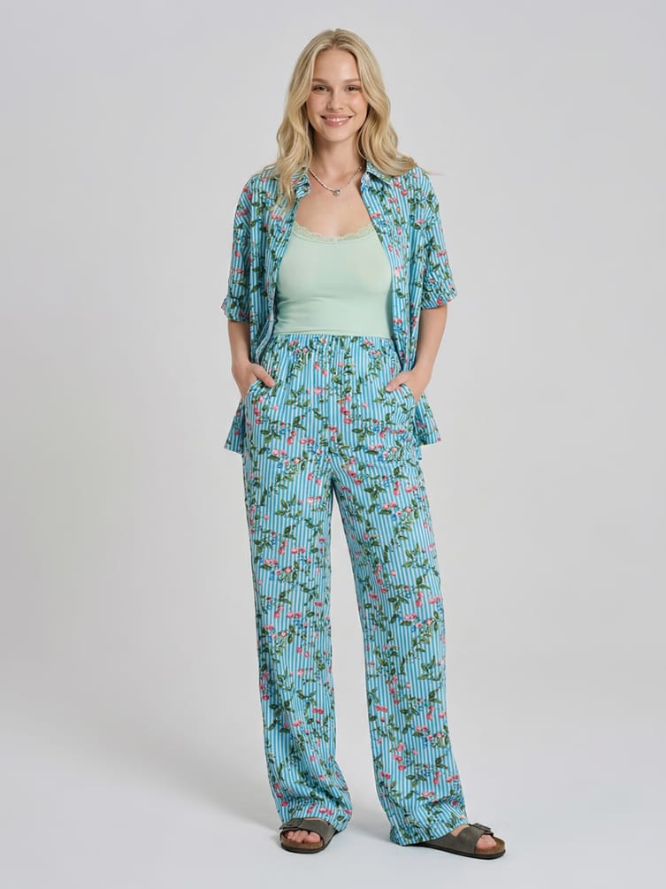 Костюм летний с рубашкой и брюками