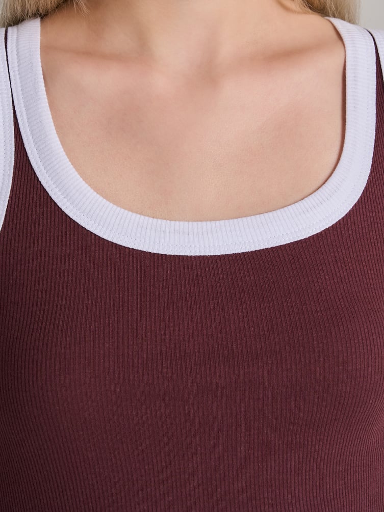 Майка на широких бретелях в рубчик