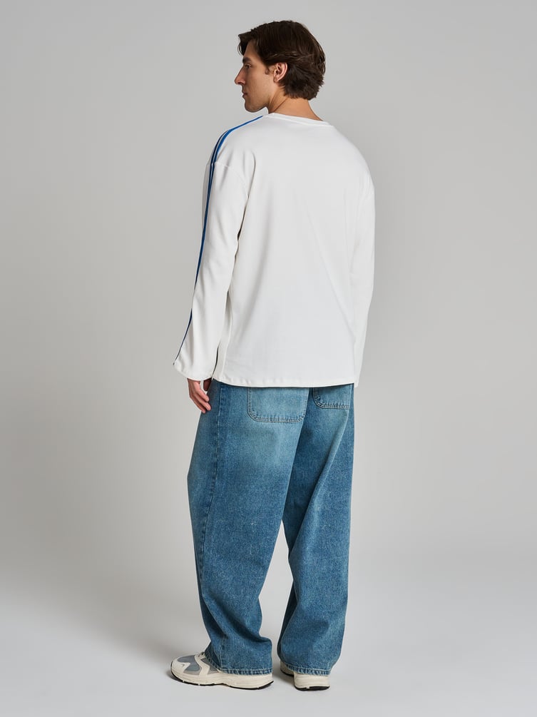 Спортивный лонгслив с принтом и лампасами