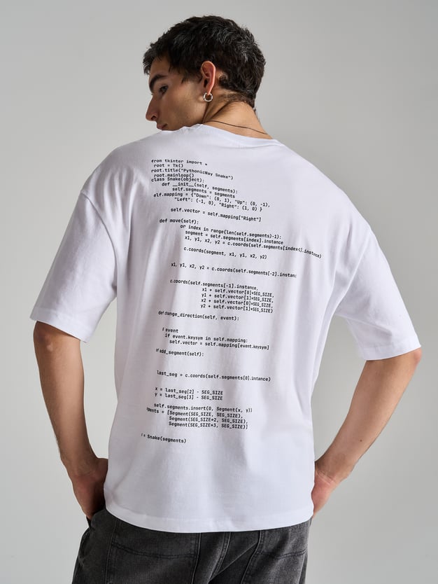 Футболка с принтом программного кода на спине