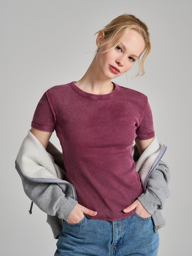Футболка в рубчик с внешними швами