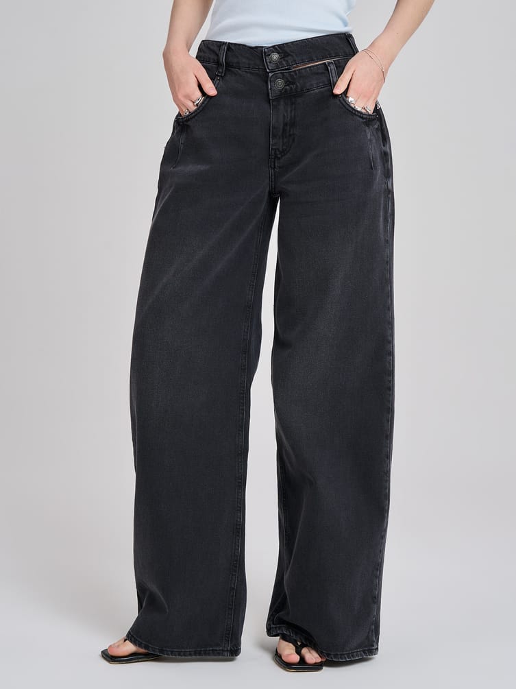 Джинсы широкие с вырезом на ремне