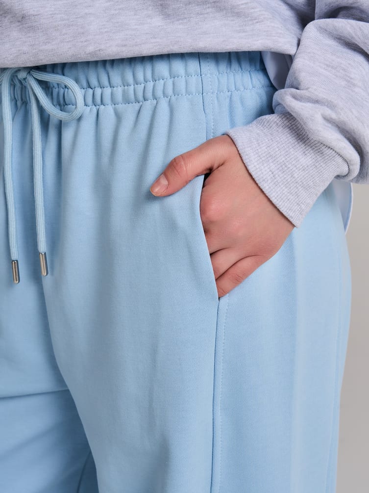 Брюки широкие со смещенным боковым швом