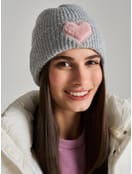 Вязаная шапка с плюшевым сердцем