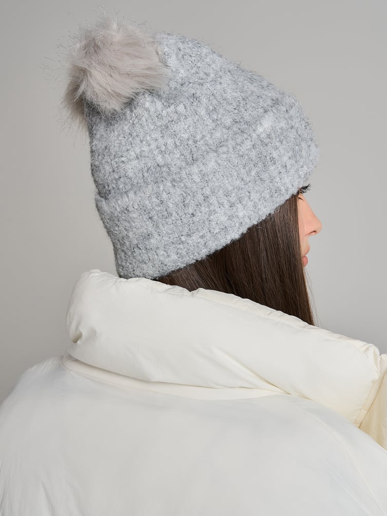 Шапка вязаная с помпонами