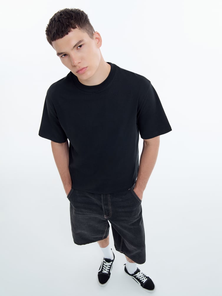 Однотонная свободная футболка