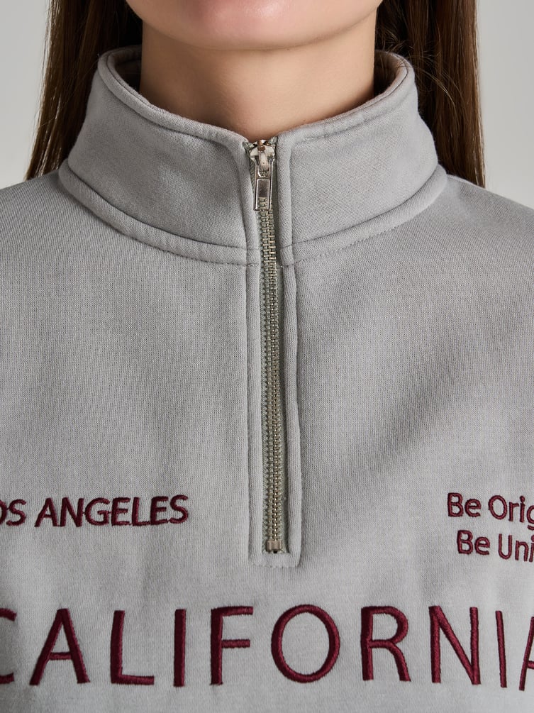 Толстовка теплая с полузамком с вышитой надписью