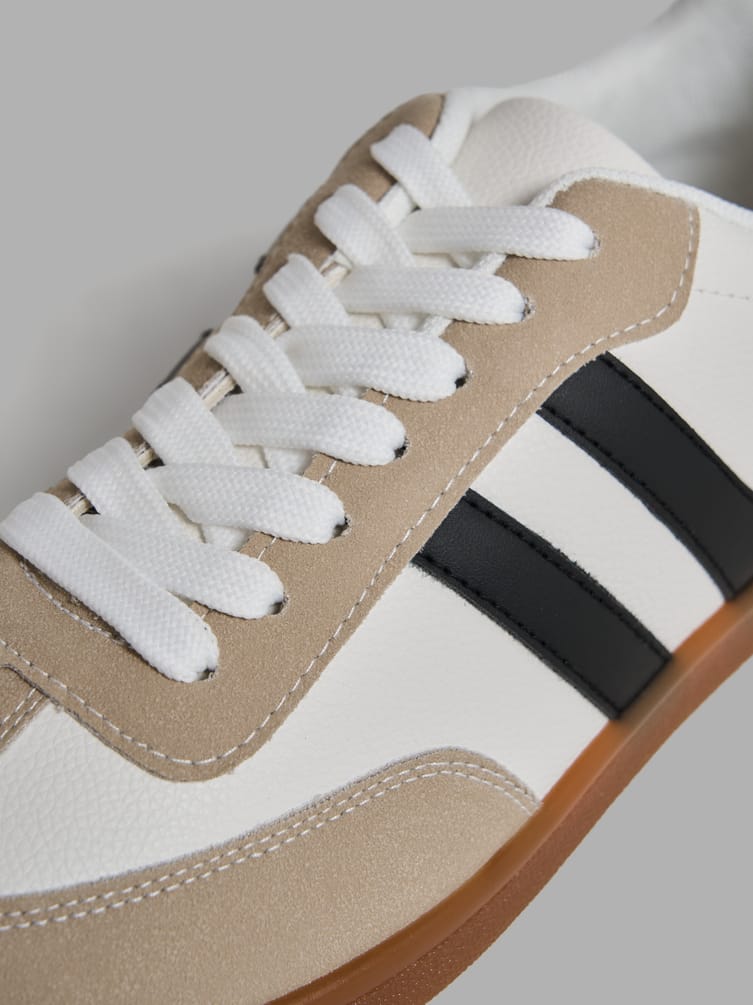 Кроссовки с полосками