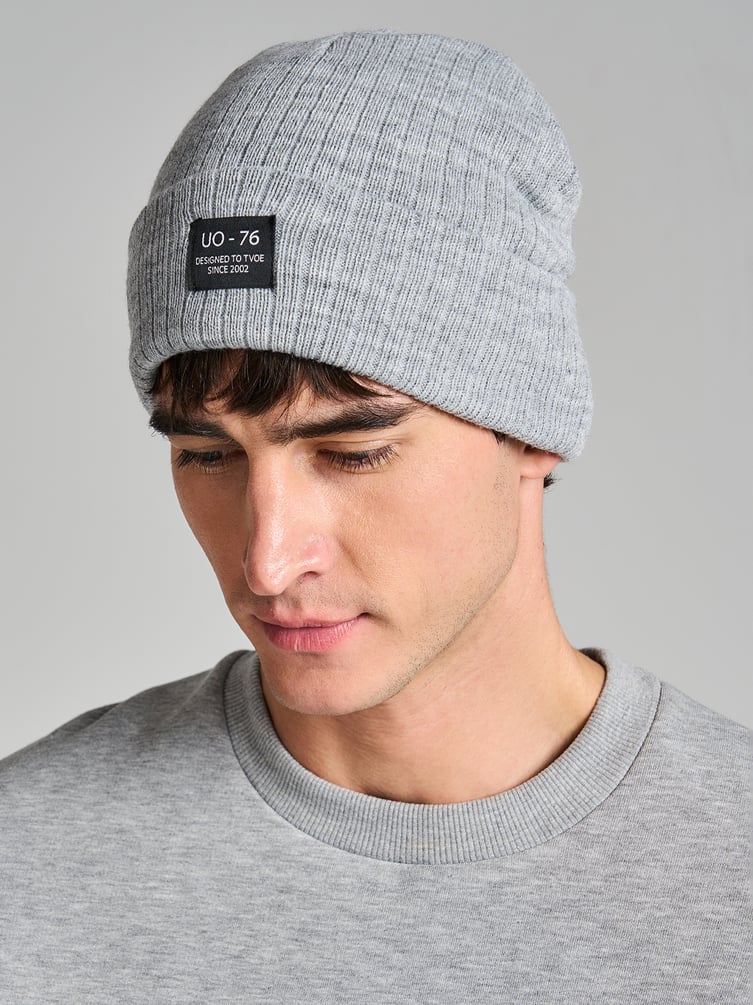 Трикотажная осенняя шапка бини с нашивкой