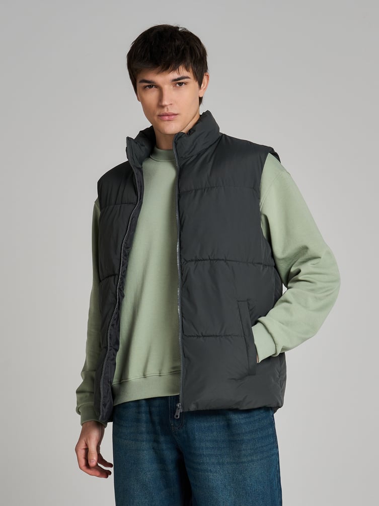 Демисезонный жилет на синтепоне без капюшона