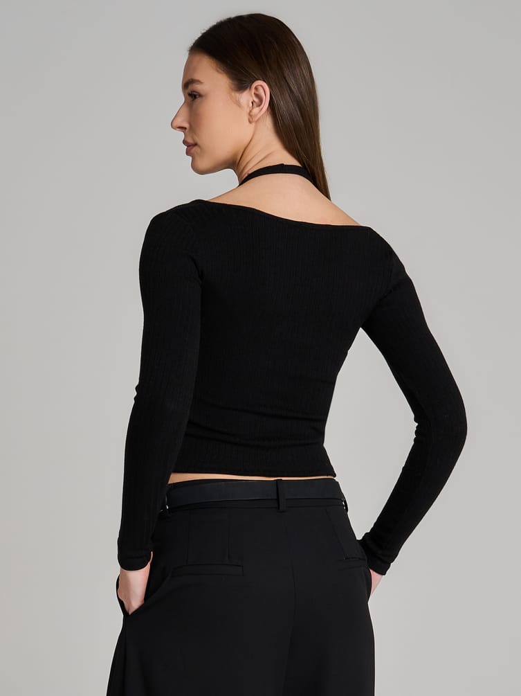 Лонгслив с декоративным вырезом