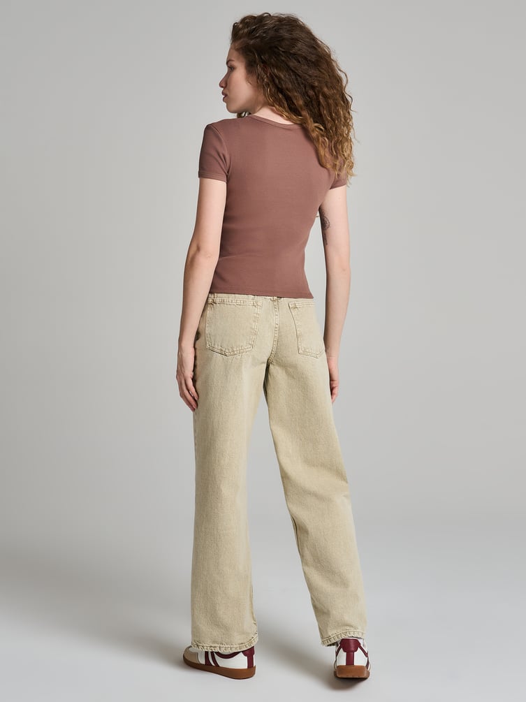 Футболка в рубчик с нашивкой