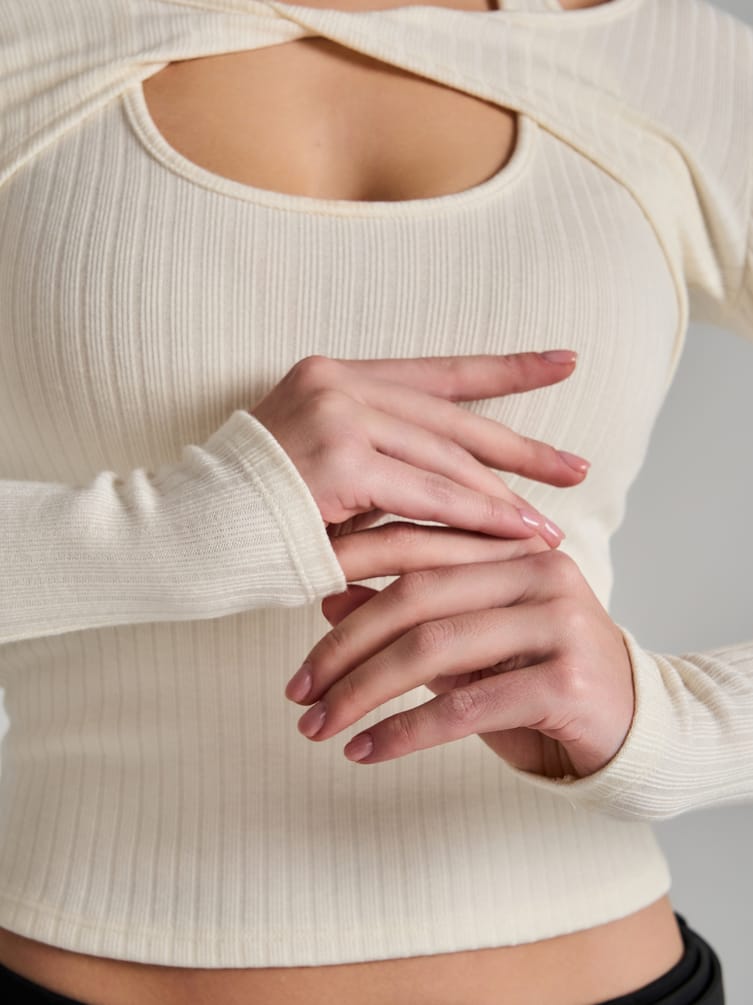 Лонгслив с декоративным вырезом