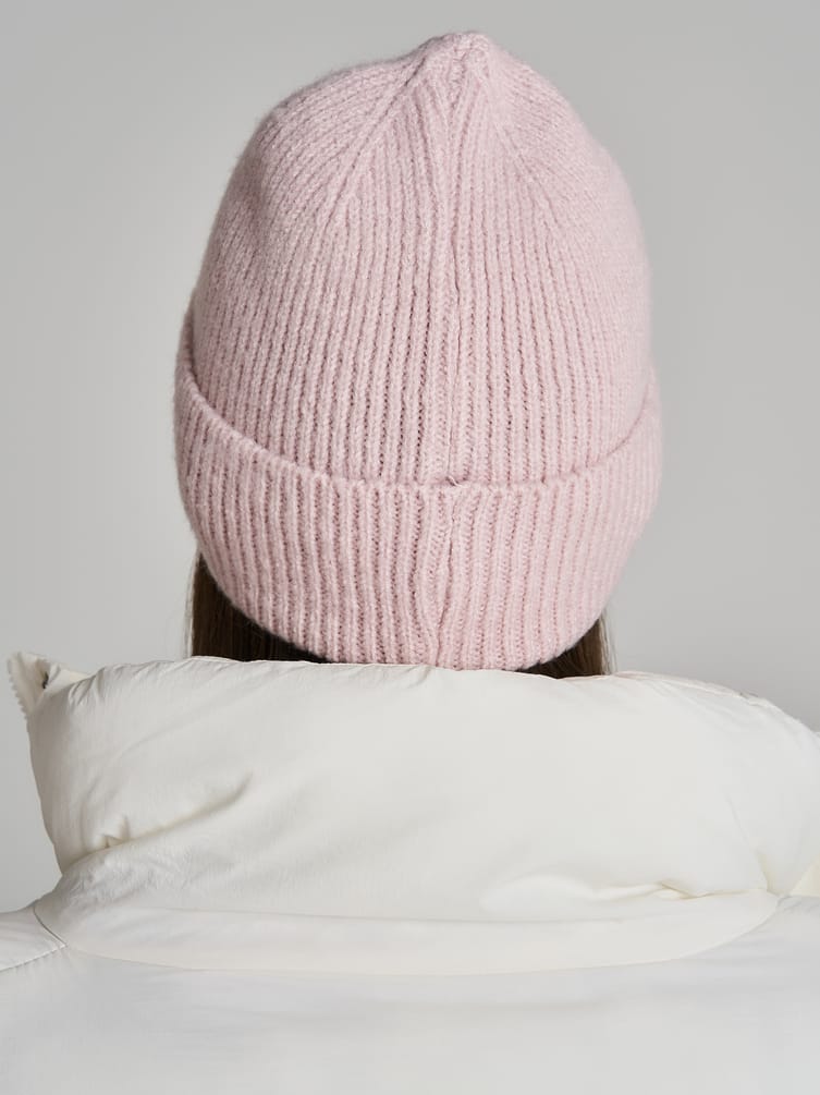 Вязаная шапка с плюшевым сердцем