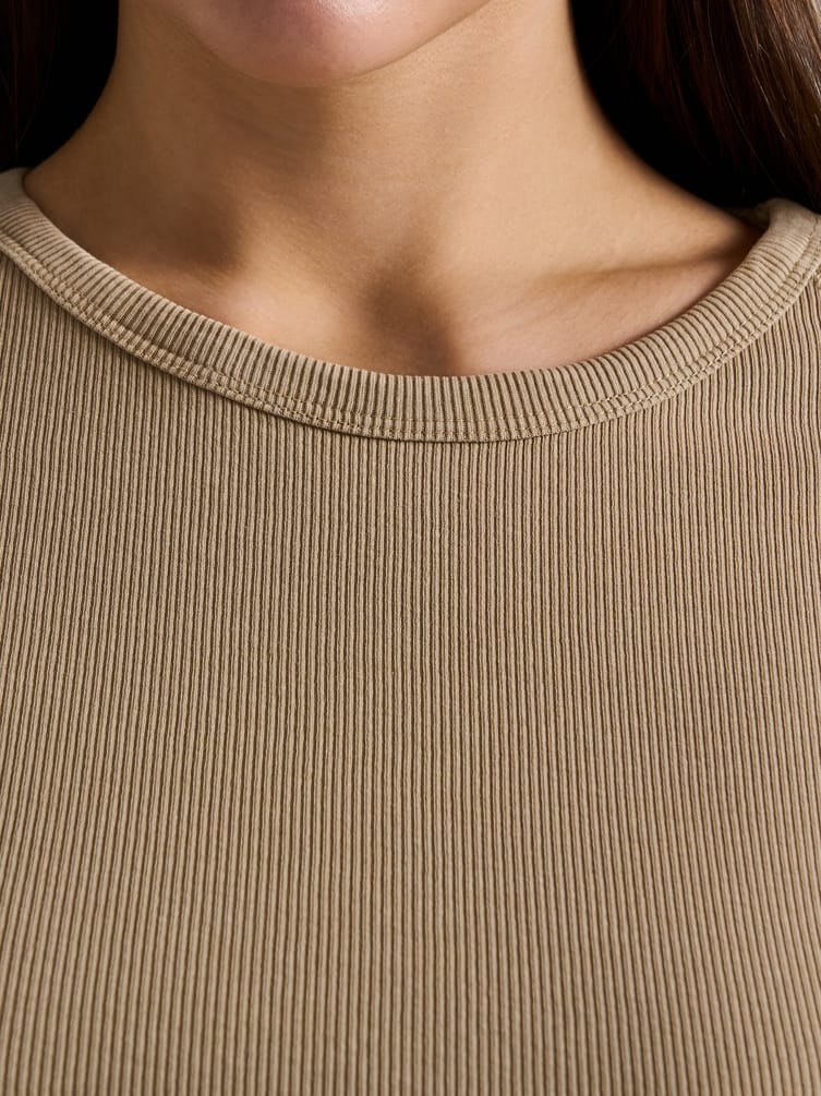 Футболка облегающая в рубчик