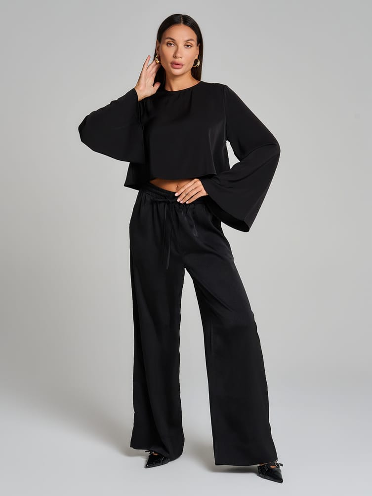 Блузка офисная нарядная с рукавом клеш