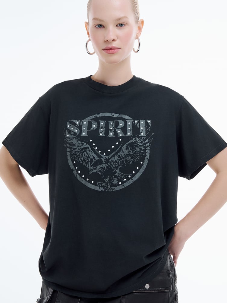 Футболка с принтом и металлическими элементами