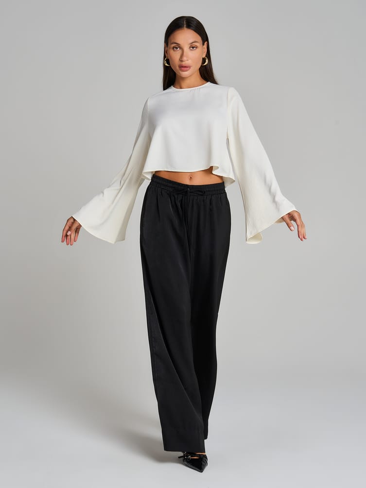 Блузка офисная нарядная с рукавом клеш