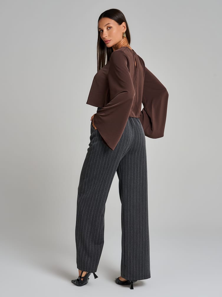 Блузка офисная нарядная с рукавом клеш