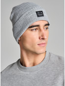 Трикотажная осенняя шапка бини с нашивкой