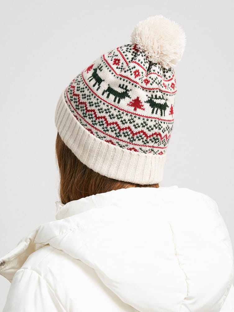 Вязаная зимняя шапка с помпоном и оленями