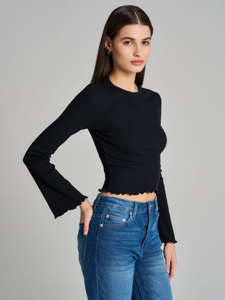 Короткий женский лонгслив с объемными рукавами