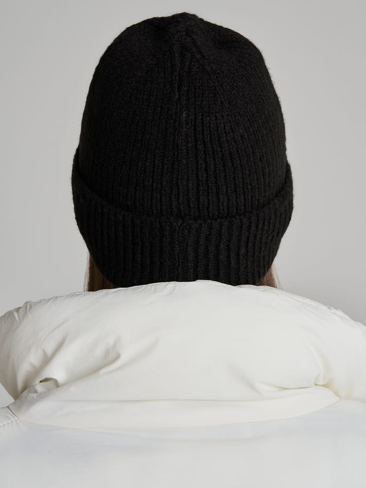 Вязаная шапка с плюшевым сердцем