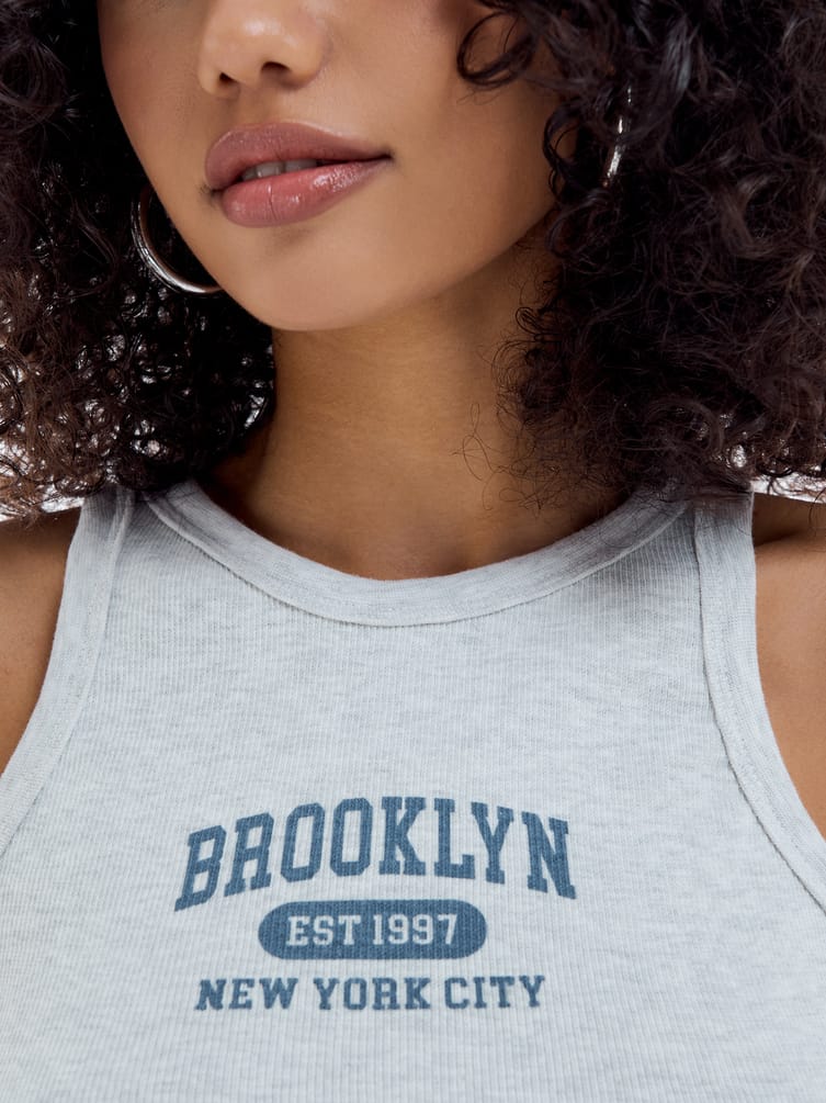 Короткий топ с надписью Brooklyn