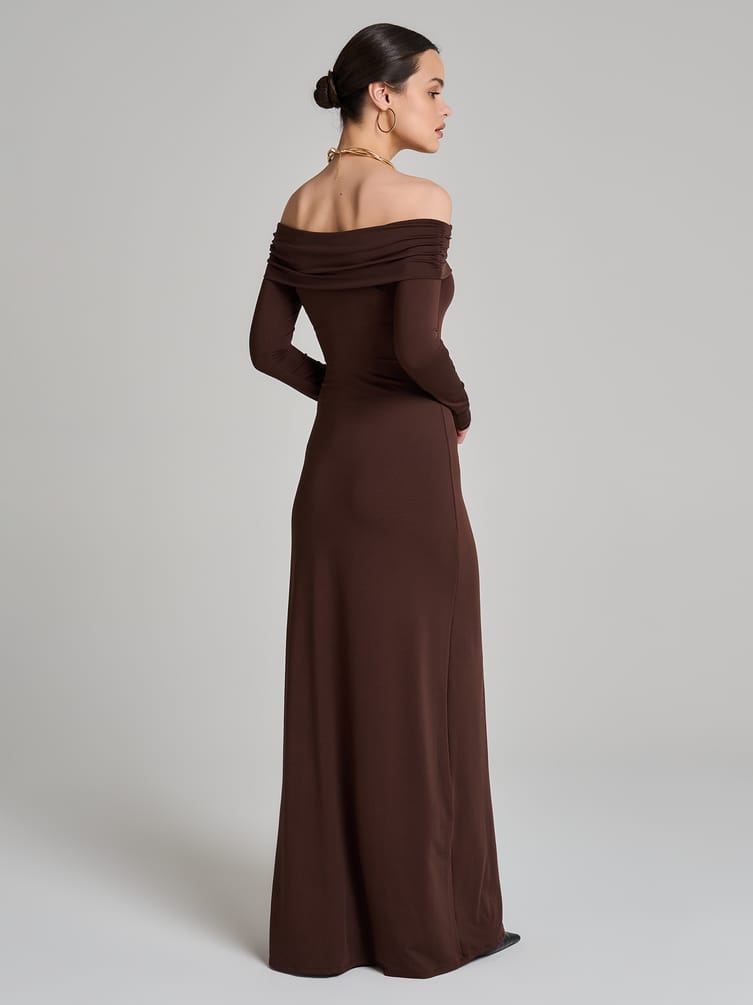 Платье нарядное с открытыми плечами и разрезом