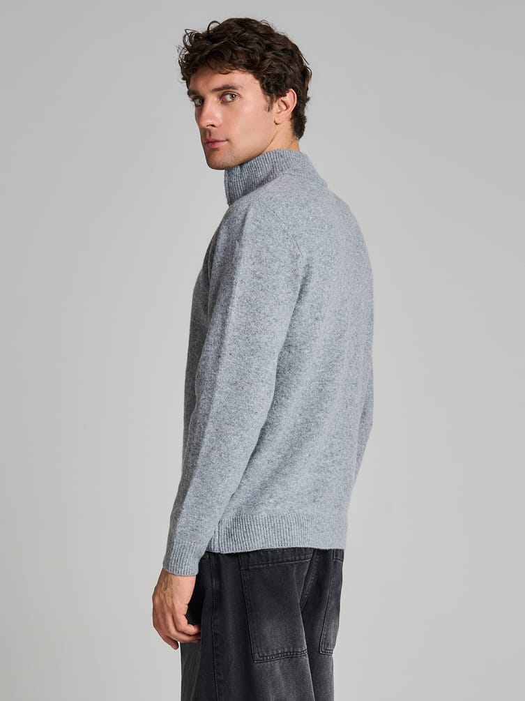 Свитер трикотажный с воротником и полузамком