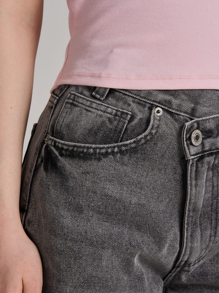 Джинсы широкие с асимметричной застежкой