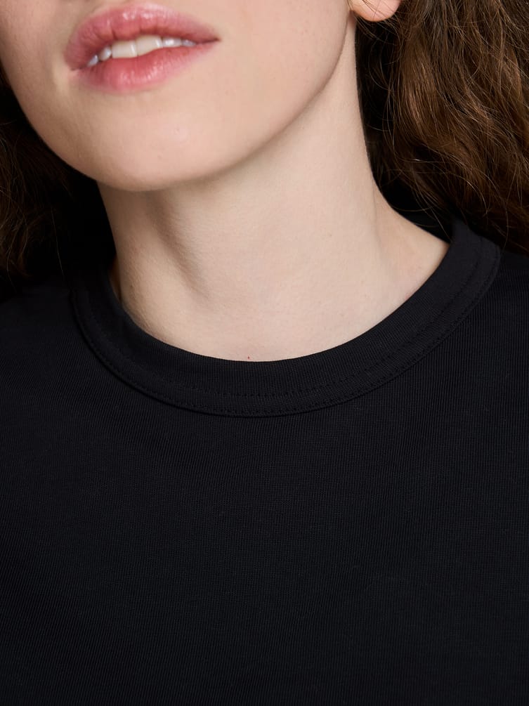 Футболка плотная с надписью на спине